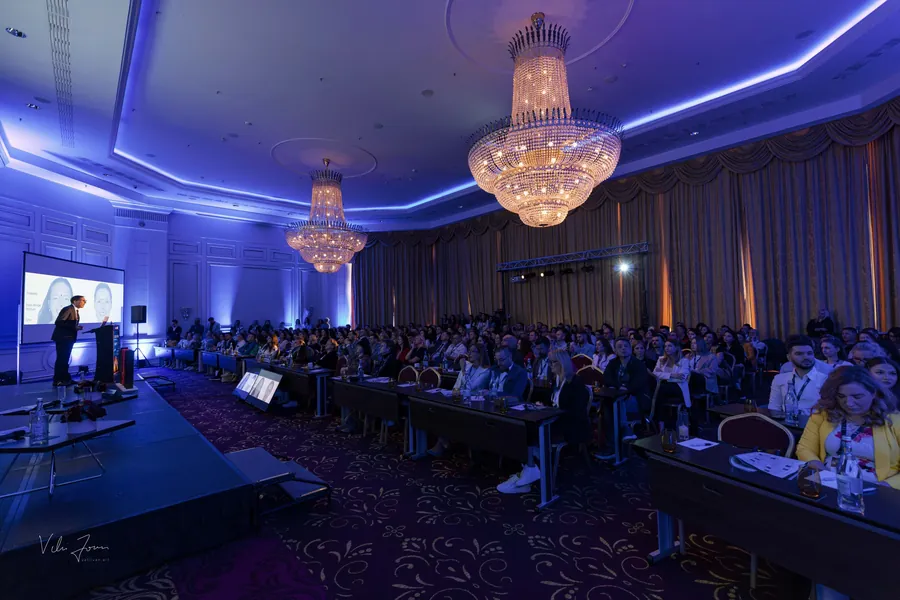 Constanța Hall în lumină albastră, cu candelabrele aprinse și sute de medici la mese.