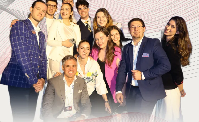 Tineri medici și studenți din SSER Young, fotografiați împreună la congres.