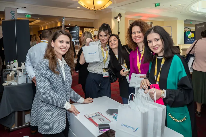Doctorițe la un stand al expoziției, cu ecusoanele congresului.
